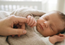 Por qué los bebés necesitan tocar a quien los cuida al dormir