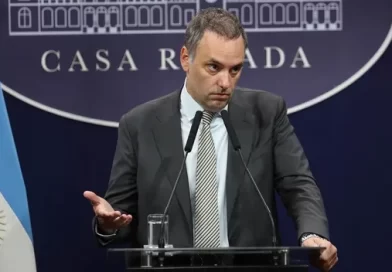 La Justicia buscó contratos del amigo de Adorni en la TV Pública