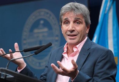 El Gobierno dio señales para frenar el dólar y el riesgo país volvió a superar los 1.200 puntos